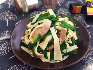 16、韭菜炒千张,韭菜炒千张清淡适宜，食材简单，做法简单，喝酒下饭都可以，