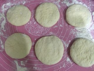 11、班尼迪克蛋 英式马芬 水波蛋 荷兰酱做法,揉成球后,用手指轻轻压扁,再次放温暖超市的地方发酵40分钟左右。