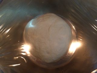 9、班尼迪克蛋 英式马芬 水波蛋 荷兰酱做法,取一个干净的容器,盆底和周围耍一层油,放入面团,盖上保鲜膜,放温暖潮湿的地方发酵至2倍大。