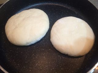 12、班尼迪克蛋 英式马芬 水波蛋 荷兰酱做法,平底锅加热,中小火放入发酵好的面饼,每两分钟翻一次面,一共煎15分钟左右,至英式马芬熟透。