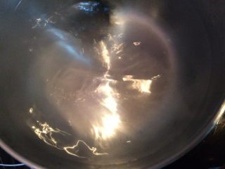 22、班尼迪克蛋 英式马芬 水波蛋 荷兰酱做法,水沸腾后关火,用筷子旋转出一个水旋窝。