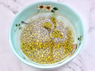 2、绿豆红薯饭,绿豆提前过夜浸泡，这样蒸出来的米饭香软味美。