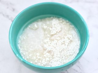 3、绿豆红薯饭,大米和糯米清洗干净后，浸泡20分钟。