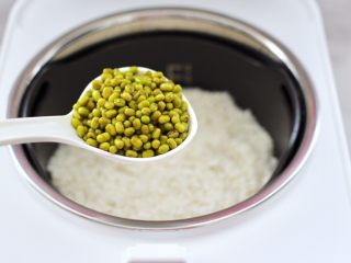 5、绿豆红薯饭,再加入浸泡好的绿豆。