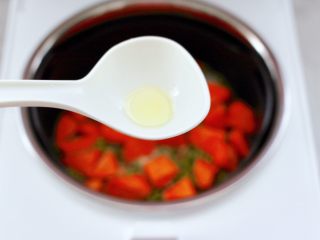 8、绿豆红薯饭,这个时候加入花生油，这样蒸出来的米饭口感更香浓。