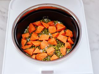 9、绿豆红薯饭,看见所有的食材都备齐后。