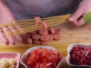 5、教你一个拌面的新吃法，口感爽滑劲道,如图所示，将剩下的面条跟火腿都处理好。