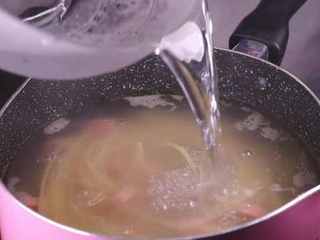 9、教你一个拌面的新吃法，口感爽滑劲道,煮至水费后倒入少许的凉水继续煮，期间分两次加入少量的冷水,这样做的目的是防止面条外面太熟但心还未熟。大约煮个10-12分钟左右。