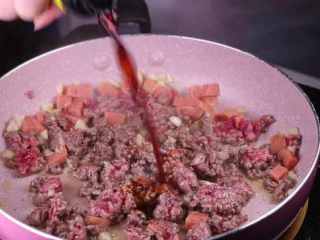 13、教你一个拌面的新吃法，口感爽滑劲道,将牛肉炒香后加入2勺的生抽。