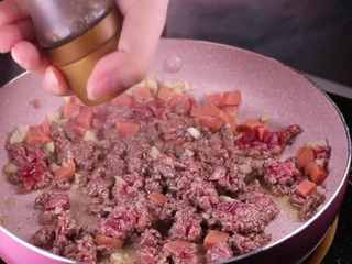 14、教你一个拌面的新吃法，口感爽滑劲道,适量的黑胡椒粉一同翻炒，如果喜欢黑胡椒的味道也可以多放一些。