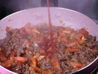 16、教你一个拌面的新吃法，口感爽滑劲道,加入2大勺的番茄酱（我这里刚好用完了，我加的是番茄沙司，有番茄酱或者意面特制的酱料都可以加呢），加入一小勺的盐一同翻炒。