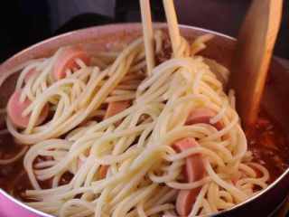 19、教你一个拌面的新吃法，口感爽滑劲道,借助筷子和铲子将意面拌匀。