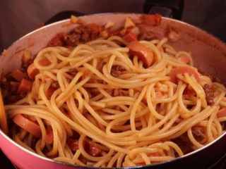 20、教你一个拌面的新吃法，口感爽滑劲道,让意面跟牛肉番茄酱充分，意面充分包裹着番茄牛肉酱。