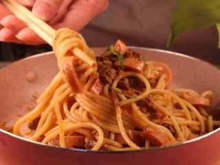 22、教你一个拌面的新吃法，口感爽滑劲道,这样一道家常版的牛肉黑椒番茄意面就做好啦，做法非常简单，味道也不比餐厅里做的差呢，简单又好吃的做法分享给你，如果你也喜欢的话，有空的时候不妨也试试呢。