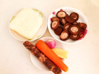 1、家常烧豆腐,准备食材：北豆腐，香菇，熟腊肠，胡萝卜，鲜姜和毛葱