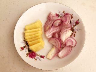 2、家常烧豆腐,鲜姜和毛葱切成小片