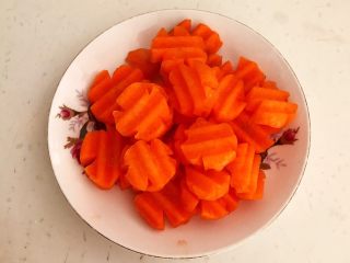 3、家常烧豆腐,胡萝卜削皮后用狼牙刀切成小片