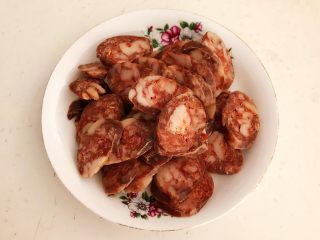 4、家常烧豆腐,熟腊肠切成薄片
