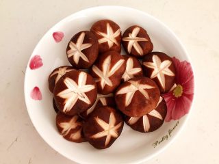 5、家常烧豆腐,香菇去蒂，切成小花