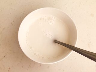 7、家常烧豆腐,玉米淀粉1勺放入碗里，加入80ml冷水调匀，做成水淀粉