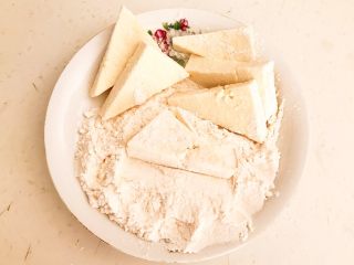 9、家常烧豆腐,把豆腐块放在面粉里，让豆腐裹上一层薄薄的面粉