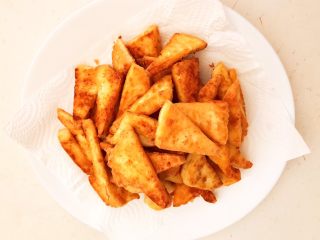 12、家常烧豆腐,把煎好的豆腐夹出来放入盘里