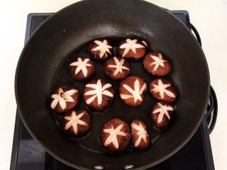 13、家常烧豆腐,炒锅再加入1勺玉米油，油温5分热的时候放入香菇，全程小火煎制