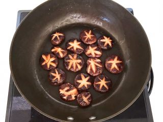 14、家常烧豆腐,煎至两面金黄色就可以了