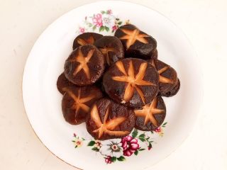 15、家常烧豆腐,把煎好的香菇夹出来放入盘里