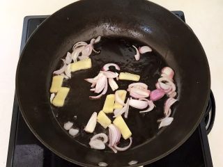 16、家常烧豆腐,另起锅，加入1勺玉米油，油烧热后加入姜片和毛葱丝，煸炒出香味