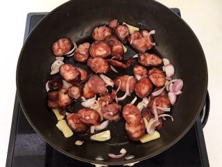 17、家常烧豆腐,加入腊肠，煸炒至腊肠变色