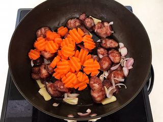 18、家常烧豆腐,加入胡萝卜，煸炒2分钟