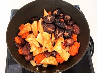 19、家常烧豆腐,加入煎好的豆腐和香菇