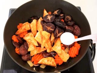 20、家常烧豆腐,加入5克精盐，翻炒均匀