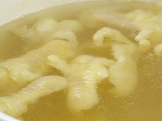 1、泰式无骨柠檬凤爪,无骨鸡爪8个冷水下锅，加入姜片3片、料酒30ml，开中火煮沸后再煮约15分钟