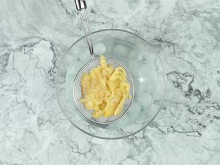 2、泰式无骨柠檬凤爪,捞出鸡爪立即泡入冰水中，盖上保鲜膜，放入冰箱冷藏1小时