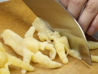 3、泰式无骨柠檬凤爪,取出鸡爪纵向对半切开备用（可用厨房纸擦干水分）