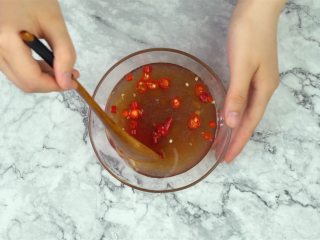 4、泰式无骨柠檬凤爪,碗中挤入青柠汁40ml，加入小米辣碎8g、蒜末5g、泰式甜辣酱40ml、白醋50ml、鱼露55ml、白砂糖50g，搅拌均匀调成酸辣汁