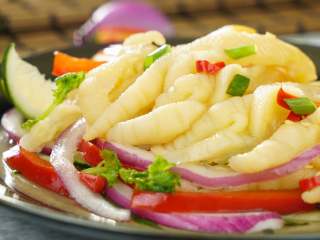 6、泰式无骨柠檬凤爪,盖上保鲜膜，放入冰箱冷藏4小时以上，取出即可享用