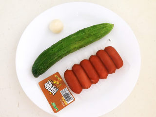 1、黄瓜炒香肠,准备食材：黄瓜，脆皮香肠，独头蒜