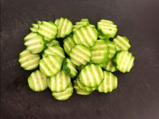 2、黄瓜炒香肠,黄瓜清洗干净后用波浪刀切成小片
