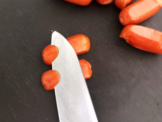 4、黄瓜炒香肠,然后斜刀切2/3，不能切断，斜切4刀