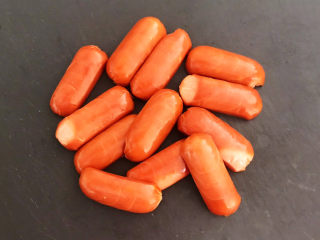 5、黄瓜炒香肠,把所有的小香肠都处理好