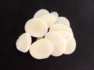 6、黄瓜炒香肠,大蒜切成小片