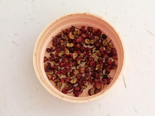 7、黄瓜炒香肠,花椒粒