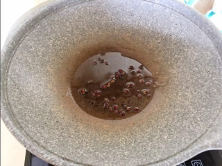 8、黄瓜炒香肠,炒锅烧热后加入玉米油，油烧热后加入花椒粒，炒出香味