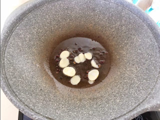 9、黄瓜炒香肠,加入蒜片，炒出香味