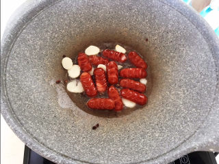 10、黄瓜炒香肠,加入香肠，翻炒2分钟