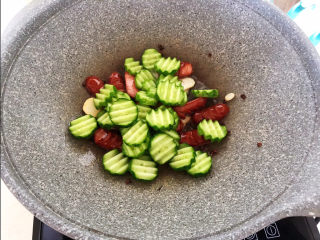 11、黄瓜炒香肠,加入瓜片翻炒均匀