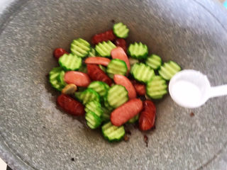 12、黄瓜炒香肠,加入精盐